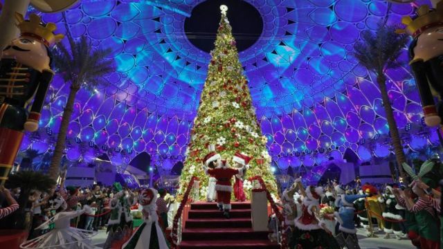 إضاءة شجرة عيد الميلاد في إكسبو 2020 في إمارة دبي في 18 ديسمبر 2021.
