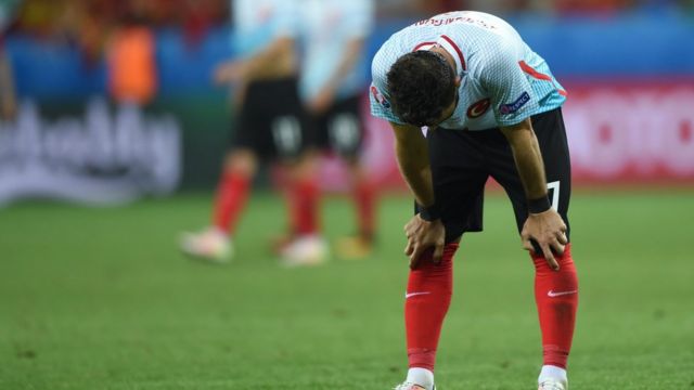 Jugado turco agachado tras la derrota de ante España