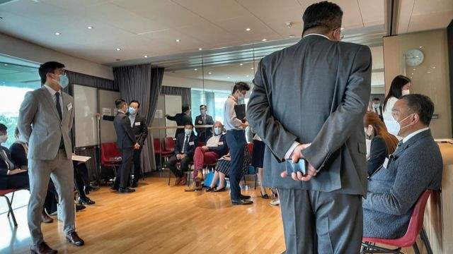 Democrat Wan Chai District Councillor Leung Pak-kin uploaded photos of the waiting area for the district councilor's oath on social networking sites. He also stated that he can leave immediately after the oath is completed, without waiting for others to complete it.