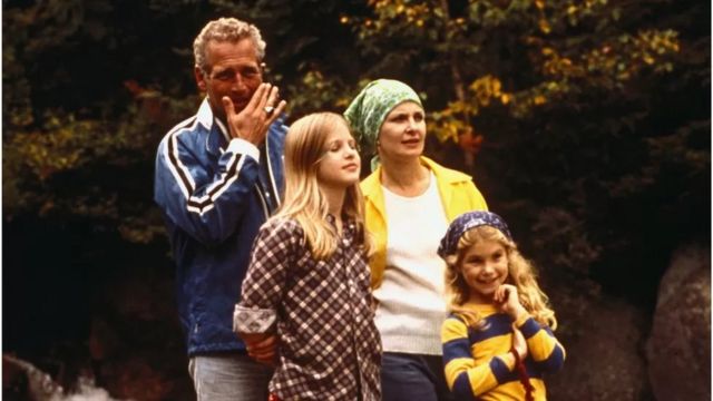 پل نیومن و همسرش جوآن وودوارد به همراه دخترانشان ملیسا ۱۳ ساله و کلی ۹ ساله در سال ۱۹۷۴