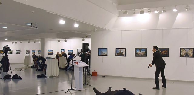 Зал выставки сразу после убийства посла