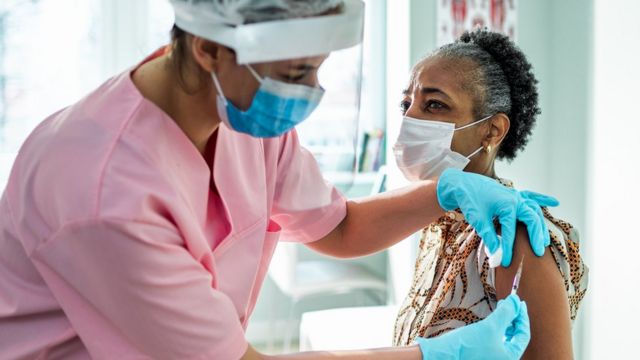 Une femme se faisant vacciner