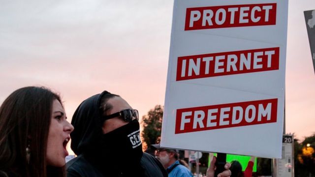 Manifestantes que defienden la neutralidad de internet.
