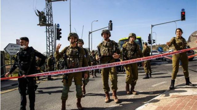 قوات من الجيش الإسرائيلي تنتشر في موقع حادث الطعن الذي وقع على متن حافلة بالقرب من مستوطنة جنوبي بيت لحم.