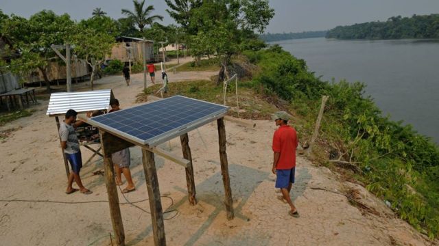Painéis solares doados para comunidade na Amazônia