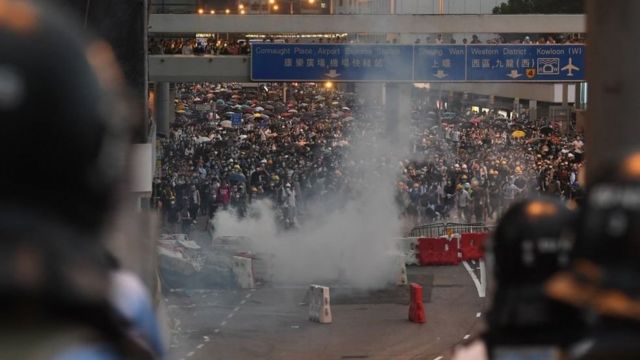 数以万计的香港人在2019年走上街头，抗议《逃犯条例》修订。