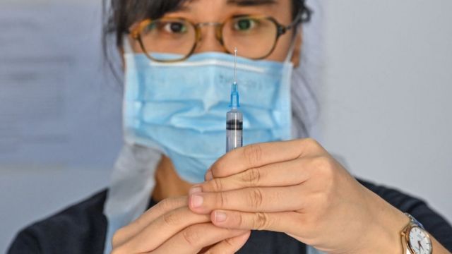 மலேசியாவில் கொரோனா வைரஸ் தடுப்பூசி செலுத்துவதற்காக தயார்படுத்தும் ஒரு சுகாதார ஊழியர்.