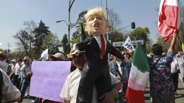 Nümayişçilər Donald Trumpla yanaşı Meksika prezidentini də tənqid ediblər