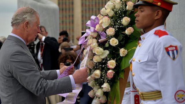 英国王储夫妇出席了古巴民族英雄、散文家、诗人何塞·马尔蒂敬献花圈的仪式。(photo:BBC)