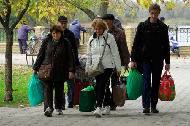 Moradores de Kherson sendo evacuados