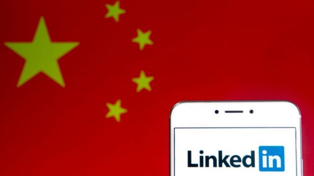 Logo de LinkedIn com a bandeira da China ao fundo