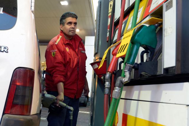 Vehículo cargando combustible en estación de servicio en Buenos Aires