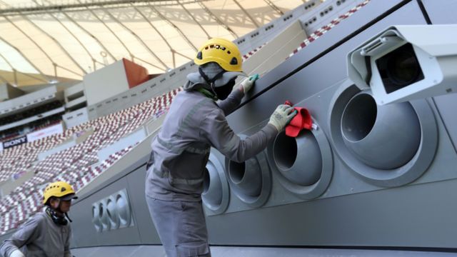 Trabajadores en el estadio de Al Bayt en Qatar.