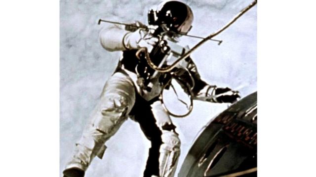 Книга включает ряд самых культовых фотографий из золотой эры покорения космоса - таких, например, как снимок первого выхода в открытый космос Эда Уайта в 1965 году