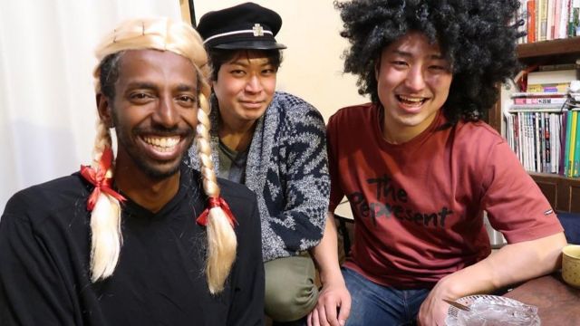 አላን በጉዞው ካገኛቸው ጓደኞቹ ጋር