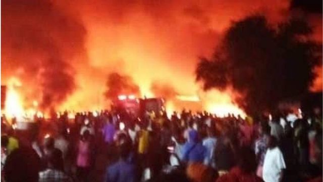 Mafuta yalimwagika kutoka kwenye lori na kisha kuwaka moto