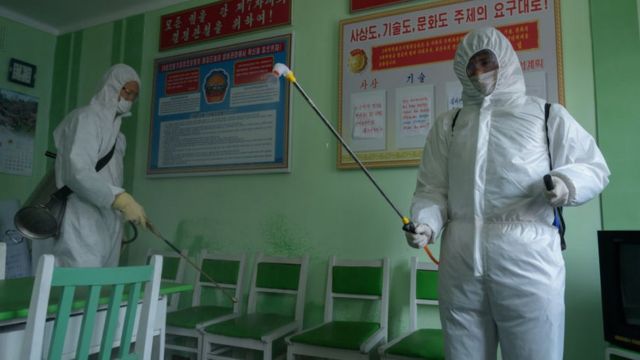Pejabat kesehatan mendisinfeksi kantor di tengah kekhawatiran virus corona di Rumah Sakit Rakyat Kabupaten Pyeongchon di Pyongyang.