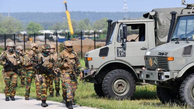 Soldados fortemente armados participam de uma varredura intensiva em busca de Jürgen Conings em uma área nos limites do Parque Nacional Hoge Kempen em Maasmechelen, no dia 4 de junho de 2021