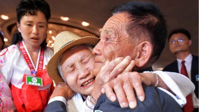2019년 8월 20일 금강산호텔에서 열린 제21차 남북 이산가족 단체상봉 행사에서 남측 이금섬(92) 할머니가 피난길에서 헤어질 당시 4살이었던 북측 아들 리상철(71)씨 만나 부둥켜안고 있는 모습.