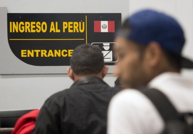 Venezolanos ingresando a Perú.
