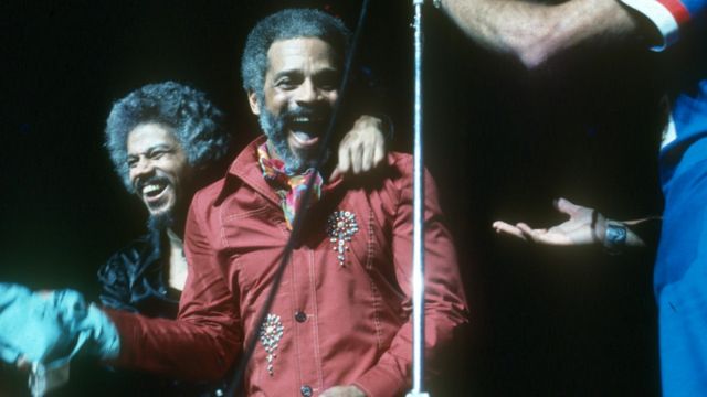 Ismael Rivera en el centro en pleno concierto.