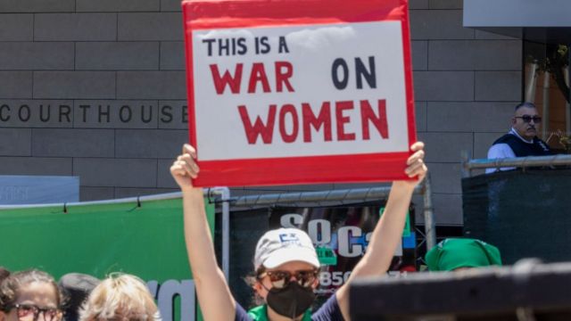 متظاهرون يتجمعون خارج محكمة فيرست ستريت بالولايات المتحدة للتنديد بقرار المحكمة العليا في قضية دوبس ضد جاكسون لصحة المرأة في 24 يونيو/ حزيران 2022 في لوس أنجلوس، كاليفورنيا.