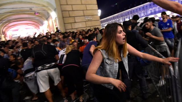 Mujer corriendo tras escuchar una explosión en la plaza San Carlo, en Turín.