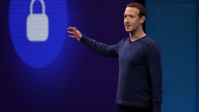 'F8' फेसबुक डेव्हलपर्स कॉन्फरन्समध्ये बोलताना मार्क झुकरबर्ग