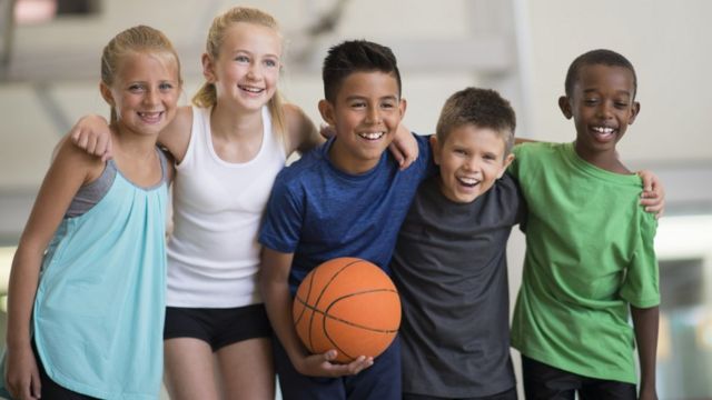Cuánto ejercicio deberían hacer los niños al día (y lo que recomienda uno  de los países donde están más en forma) - BBC News Mundo