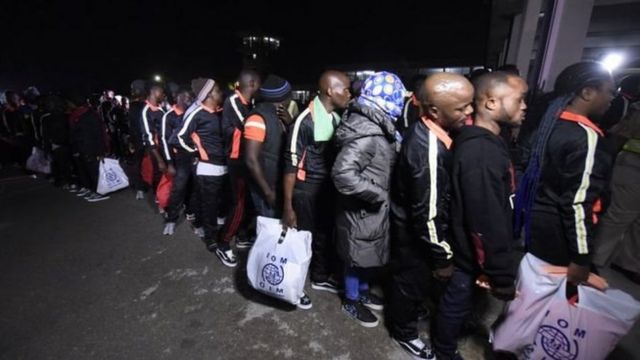 Ihe ruru mmadụ iri 150 bụ ndị si mba Libya lọta n'ọdọ ụgbọelu dị na Legọs n'abalị ise nke ọnwa Disemba, afọ 2017.