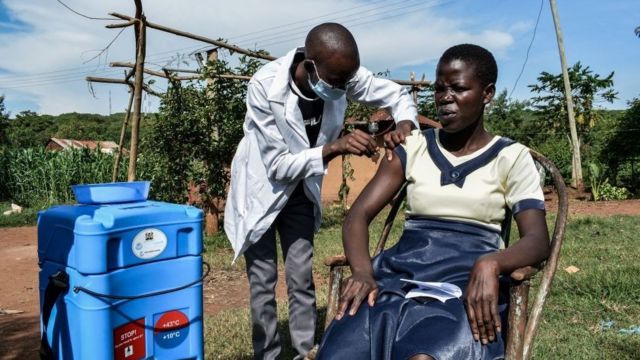 Una mujer siendo vacunada en un área rural de Kenia.