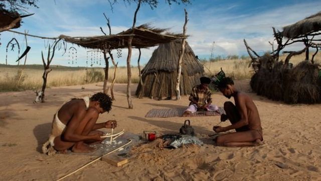 Le parc transfrontalier de Kgalagadi abrite un village traditionnel San où de jeunes Bushmen font des démonstrations de jeux et d'artisanat traditionnels