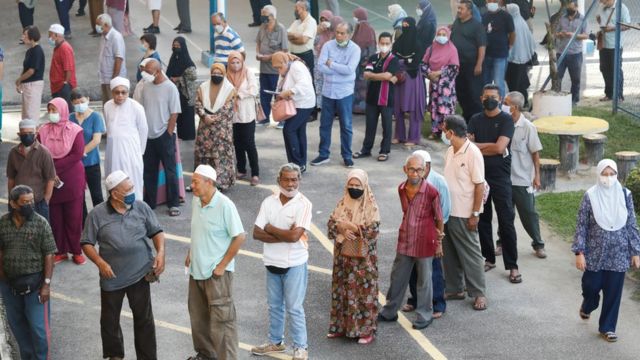 Pemilih mengantre di Permatang Pauh, Penang pada Sabtu (19/11)