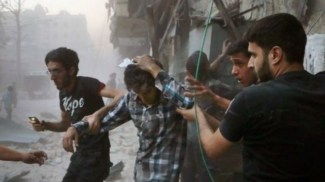 空爆で負傷した人を助ける人々(先月31日、シリア・アレッポで)
