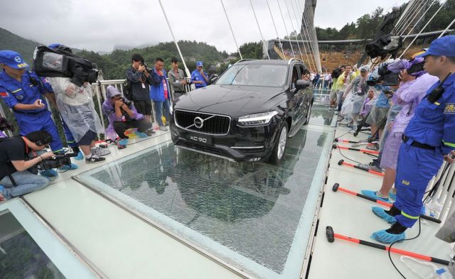 Carro passa em cima de ponte de cristal