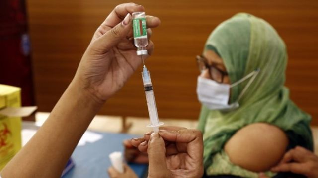 Uma mulher se prepara para ser vacinada contra Covid-19 em Dhaka, Bangladesh, em fevereiro de 2021