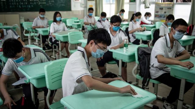 Des lycéens se préparent à aller en classe à Wuhan, dans la province centrale du Hubei en Chine, le 20 mai 2020