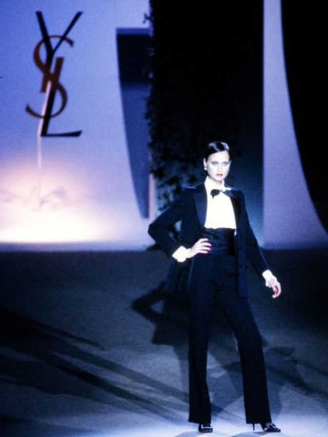 Modelo Natalia Semanova usando smoking de Yves Saint Laurent na passarela em 2002