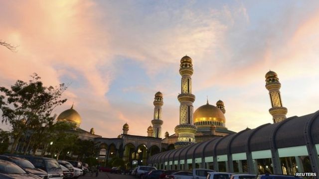 Mesquita durante orao em Bandar Seri Begawan