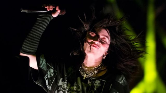 Billie Eilish protests against US abortion ruling at Glastonbury - BBC