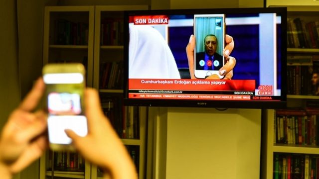 エルドアン大統領はクーデター発生直後、スマートフォンのフェイスタイム機能を使い、CNNトルコを通じて国民に抵抗を呼びかけた