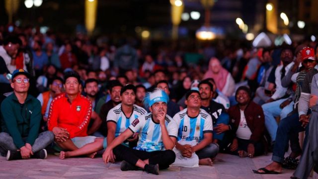 Aficionados miran a Argentina a través de una pantalla gigante en Doha.
