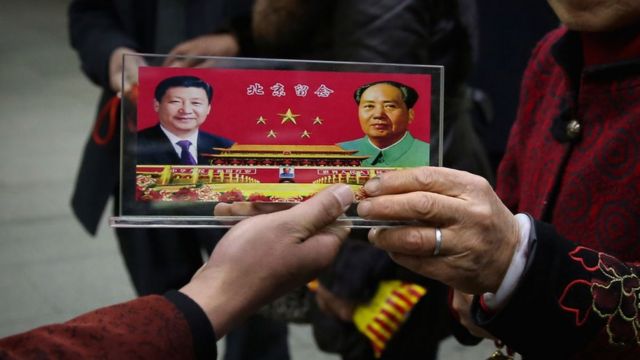 Imagen de Xi junto a Mao.