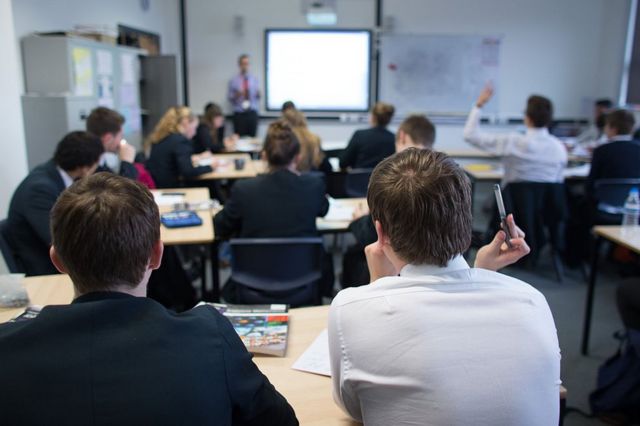 Alumnos en clase en Reino Unido