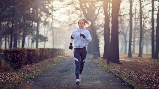 Mujer corriendo en el bosque.