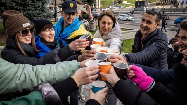 Ukraina merayakan di Kyiv dengan bersulang anggur bersoda.