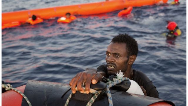 Inmigrante eritreo en un rescate frente a las costas libias