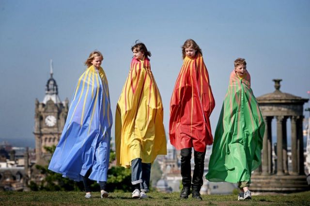 Dengan mengenakan jubah raksasa, anak-anak mengambil bagian dalam pertunjukan pop-up di Festival Anak Internasional Edinburgh tahun ini.