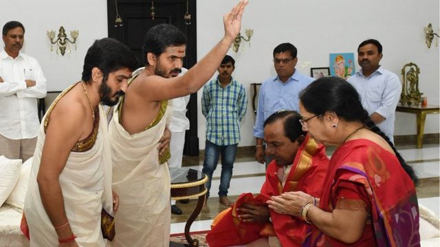 మంత్రివర్గ సమావేశానికి ముందు ఆశీర్వాదం తీసుకుంటున్న కేసీఆర్ దంపతులు