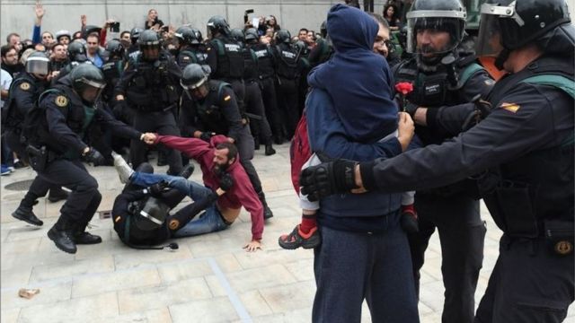 Policía con manifestantes